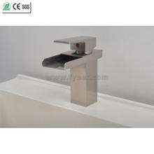 Robinet de lavabo Nickle en laiton brossé avec cascade et lavabo (Q3004S)